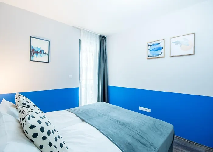 Very - Free Parking - Balcony Apartment *