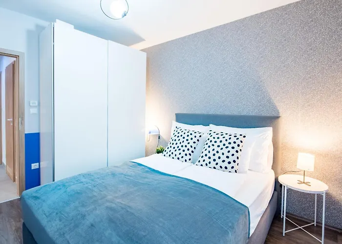 Very - Free Parking - Balcony Apartment *